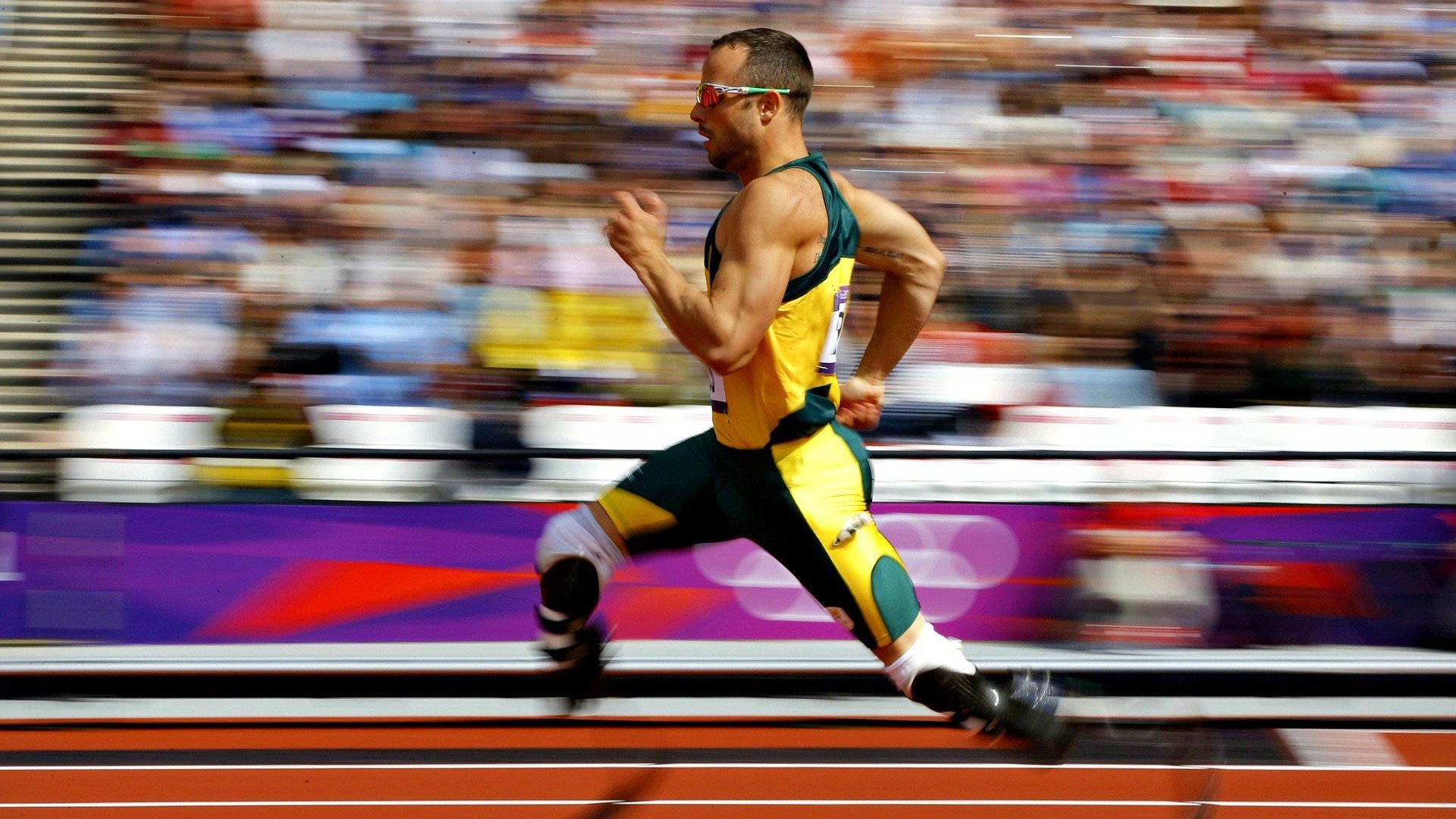 F1新赛季揭幕战之夜，富安健洋关键战不手软，当巴林赛道轰鸣声与绿茵场哨声交响